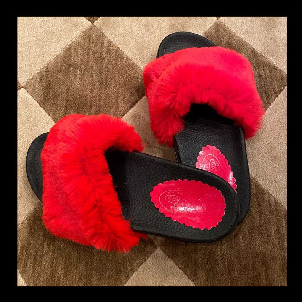 ❤️NEW MARKDOWN❤️Adorable, comfy, and super soft fuzzy red slides
